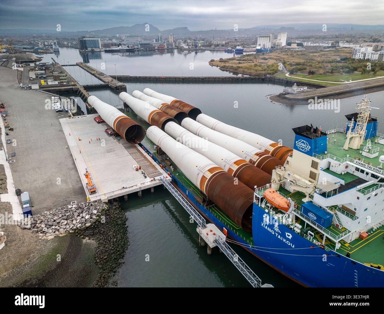 Monopiles, pièces de transition et jackets pour la construction de parcs éoliens offshore Banque D'Images
