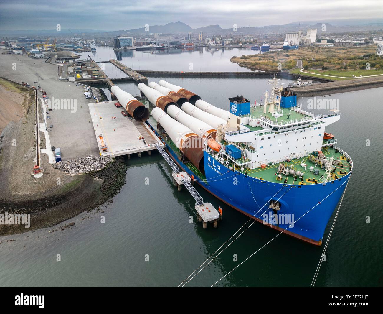 Monopiles, pièces de transition et jackets pour la construction de parcs éoliens offshore Banque D'Images