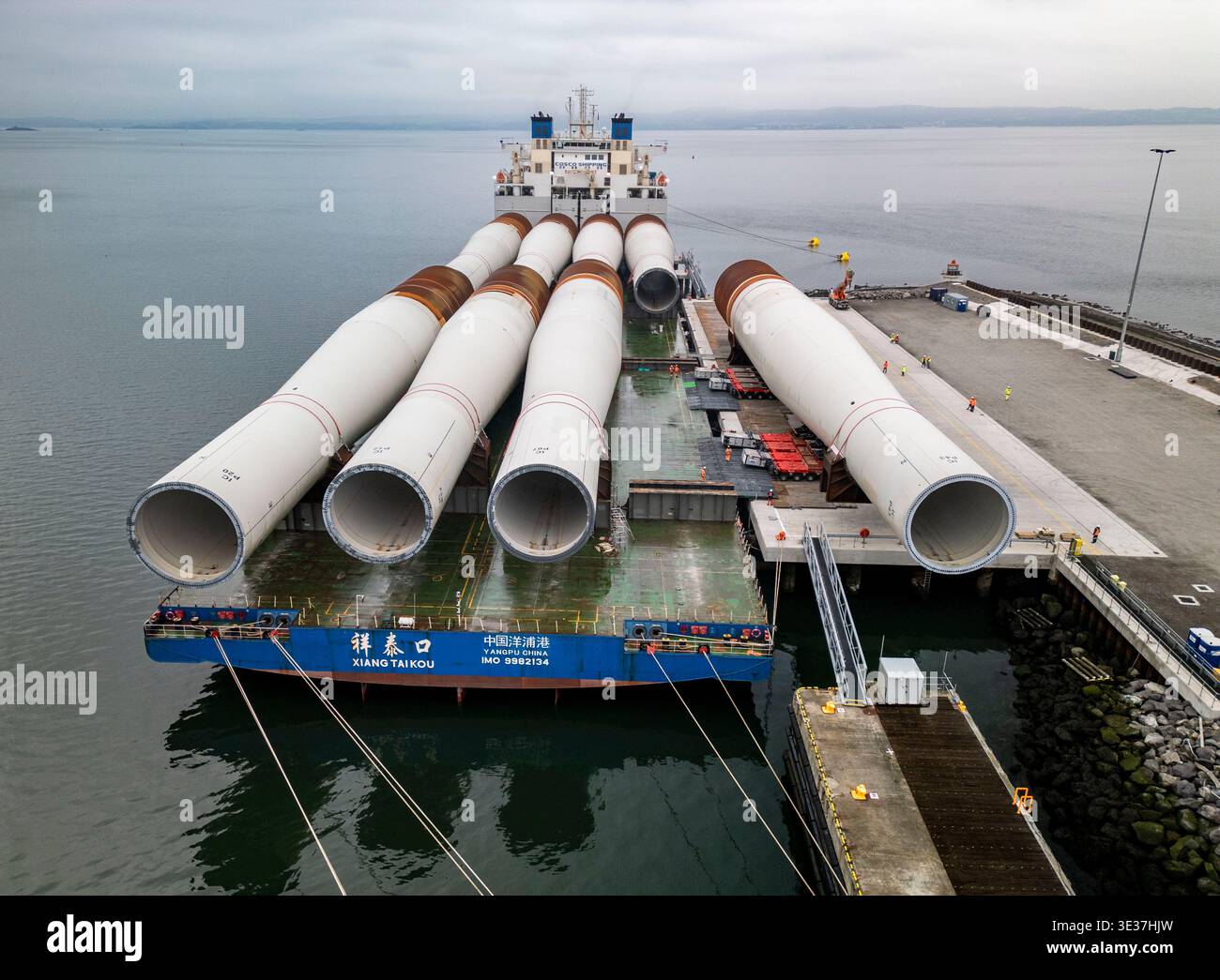 Monopiles, pièces de transition et jackets pour la construction de parcs éoliens offshore Banque D'Images