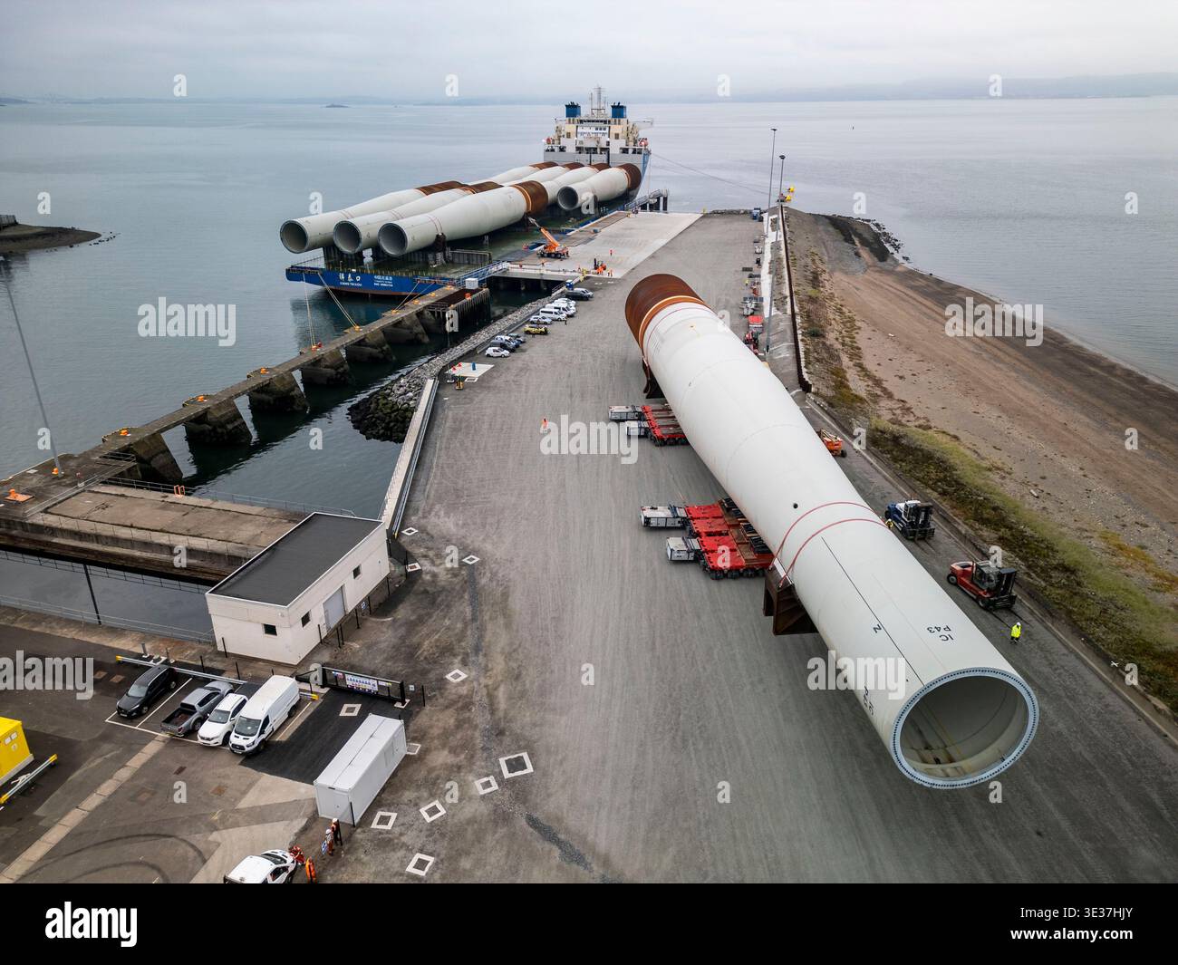 Monopiles, pièces de transition et jackets pour la construction de parcs éoliens offshore Banque D'Images