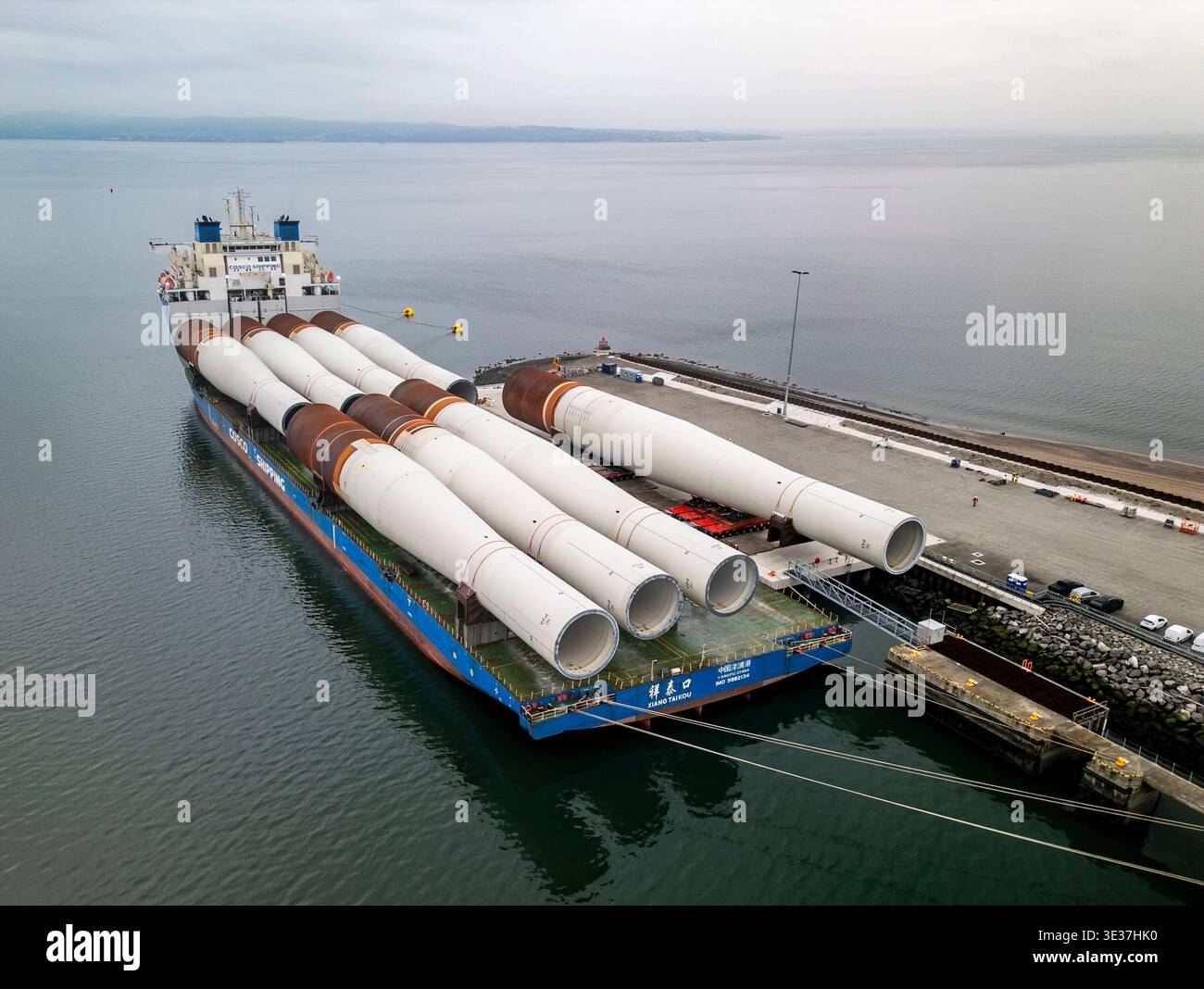 Monopiles, pièces de transition et jackets pour la construction de parcs éoliens offshore Banque D'Images
