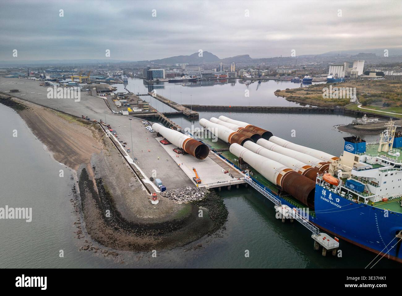 Monopiles, pièces de transition et jackets pour la construction de parcs éoliens offshore Banque D'Images