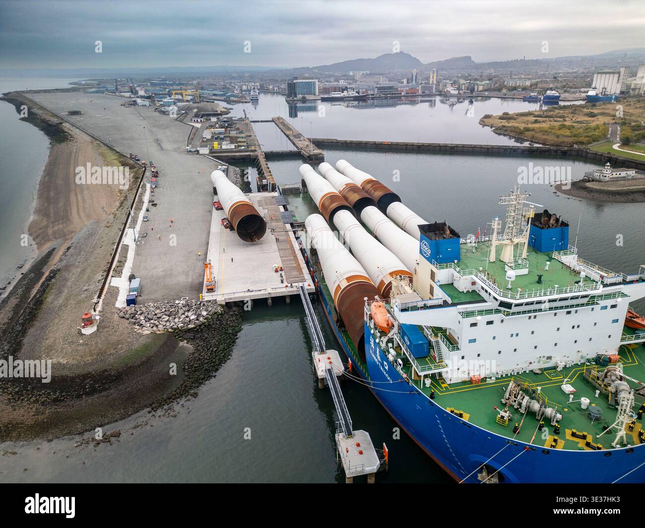 Monopiles, pièces de transition et jackets pour la construction de parcs éoliens offshore Banque D'Images