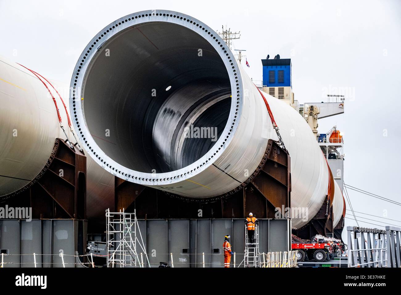 Monopiles, pièces de transition et jackets pour la construction de parcs éoliens offshore Banque D'Images