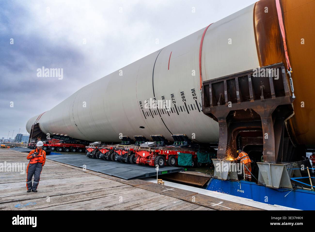 Monopiles, pièces de transition et jackets pour la construction de parcs éoliens offshore Banque D'Images