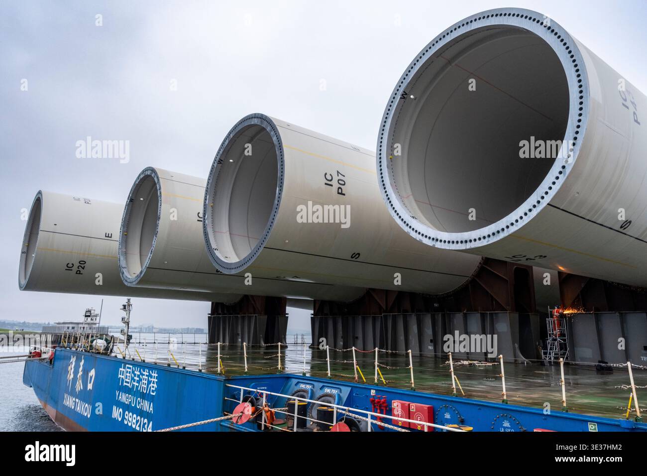 Monopiles, pièces de transition et jackets pour la construction de parcs éoliens offshore Banque D'Images
