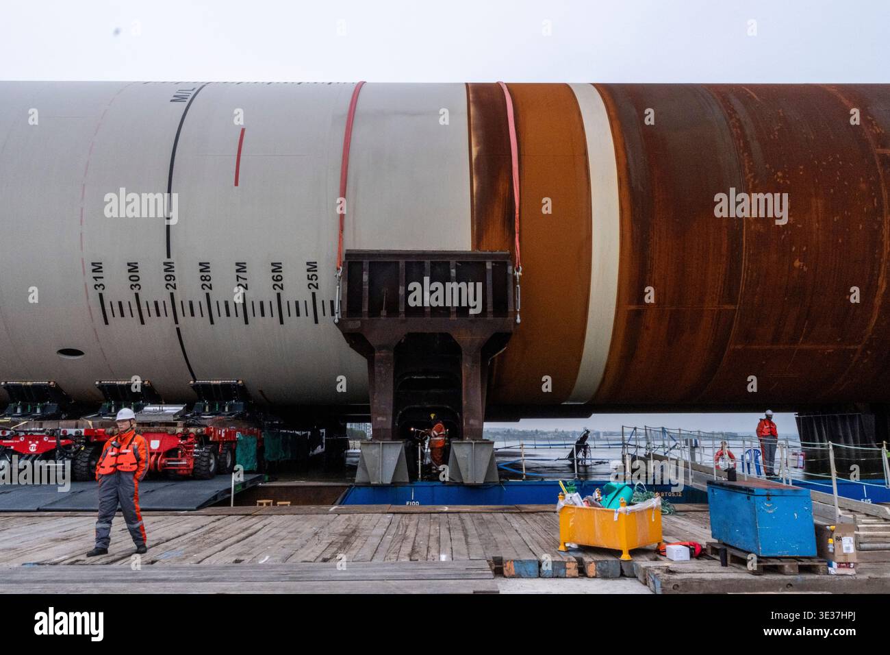 Monopiles, pièces de transition et jackets pour la construction de parcs éoliens offshore Banque D'Images