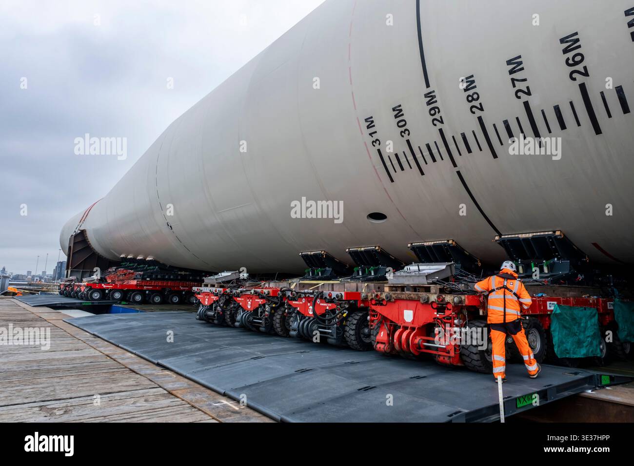 Monopiles, pièces de transition et jackets pour la construction de parcs éoliens offshore Banque D'Images