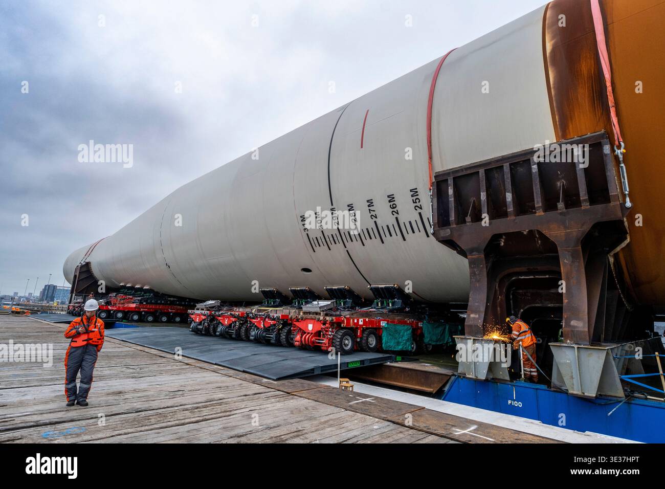 Monopiles, pièces de transition et jackets pour la construction de parcs éoliens offshore Banque D'Images