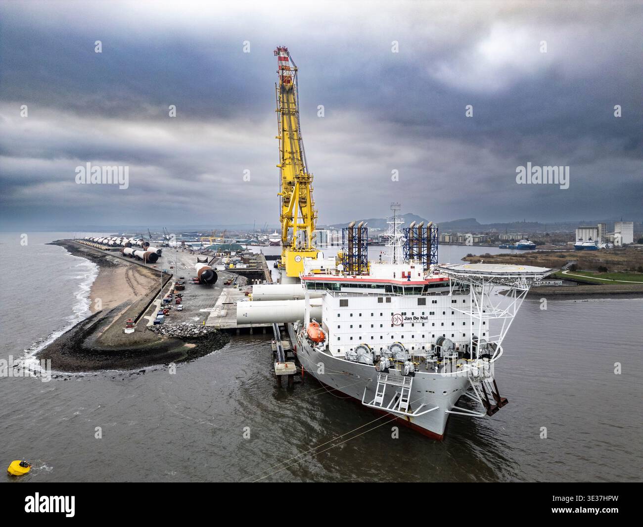 Monopiles, pièces de transition et jackets pour la construction de parcs éoliens offshore Banque D'Images
