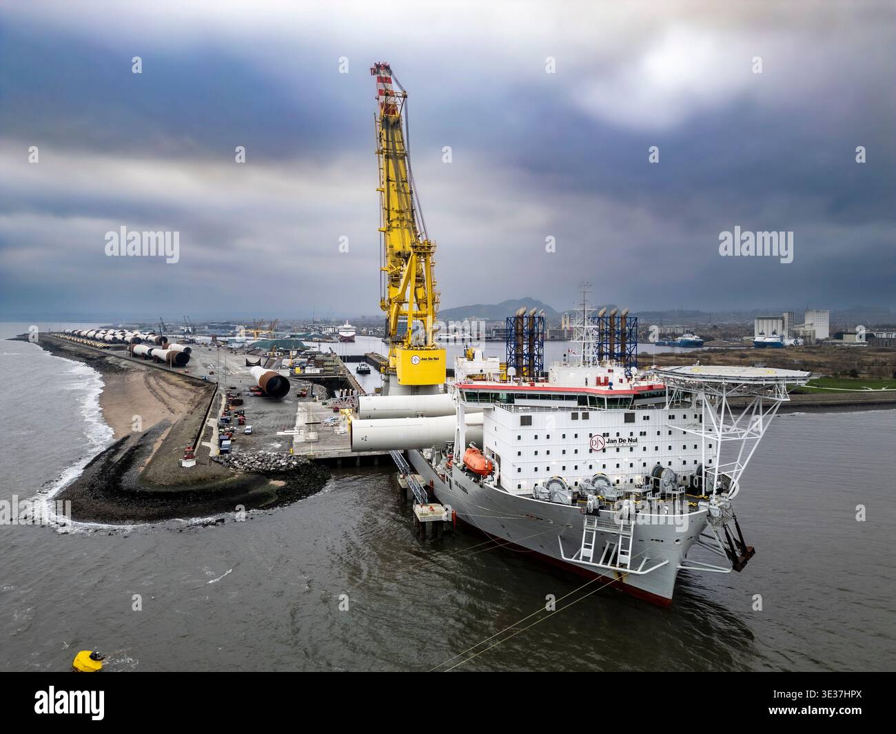 Monopiles, pièces de transition et jackets pour la construction de parcs éoliens offshore Banque D'Images