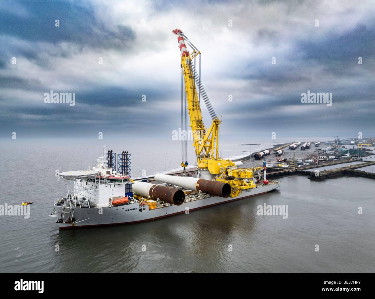 Monopiles, pièces de transition et jackets pour la construction de parcs éoliens offshore Banque D'Images