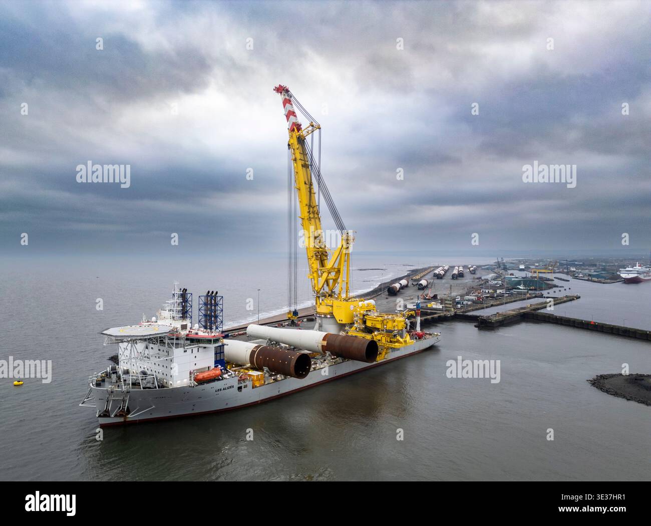 Monopiles, pièces de transition et jackets pour la construction de parcs éoliens offshore Banque D'Images