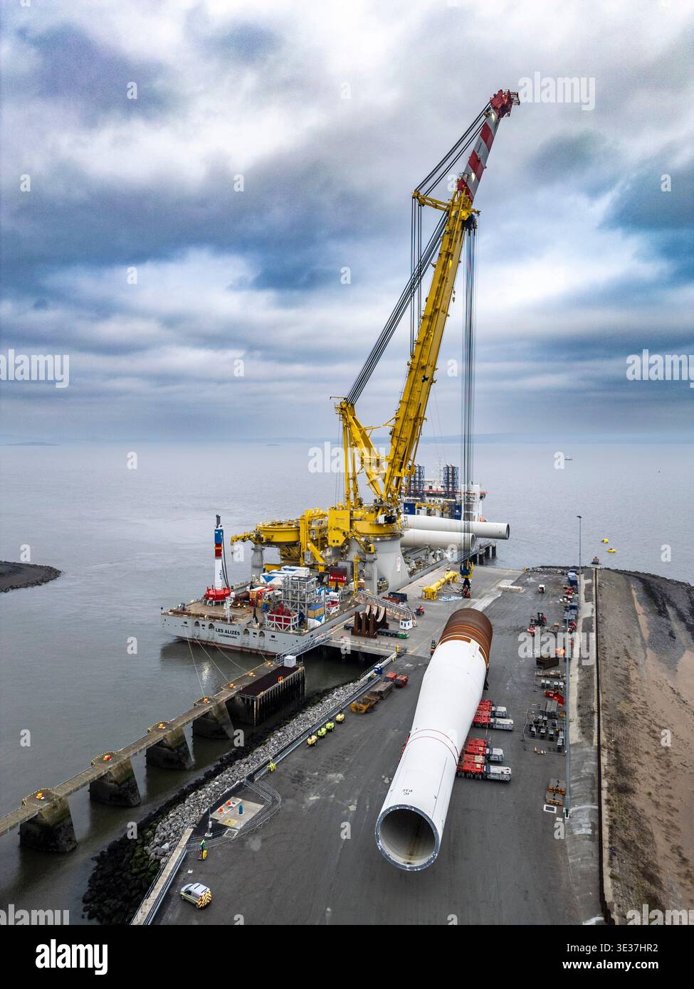 Monopiles, pièces de transition et jackets pour la construction de parcs éoliens offshore Banque D'Images