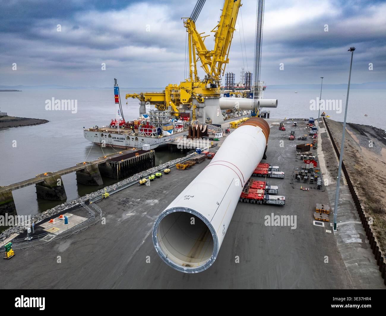 Monopiles, pièces de transition et jackets pour la construction de parcs éoliens offshore Banque D'Images