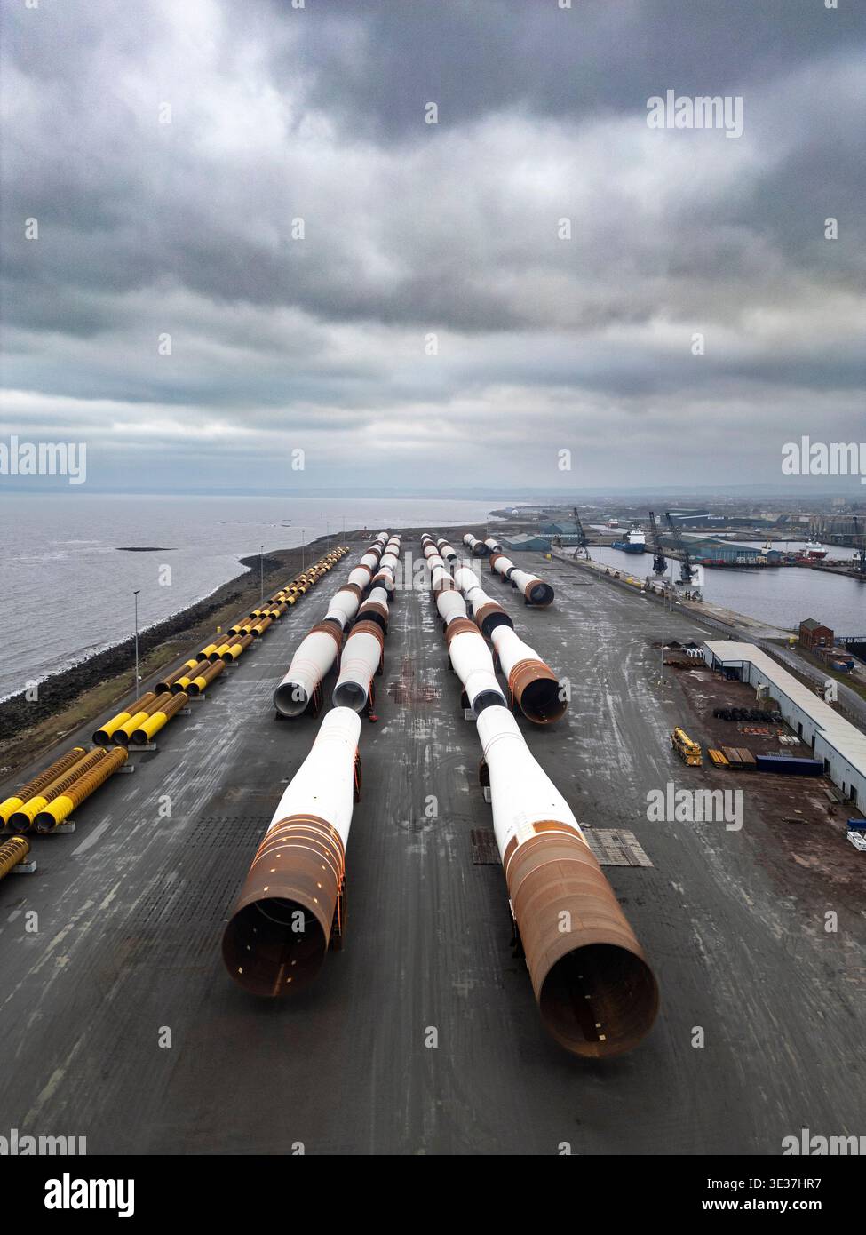 Monopiles, pièces de transition et jackets pour la construction de parcs éoliens offshore Banque D'Images