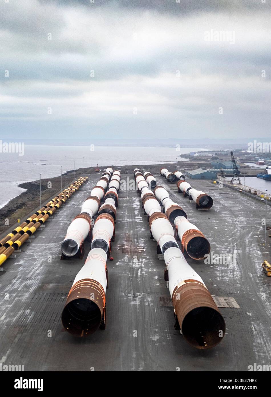 Monopiles, pièces de transition et jackets pour la construction de parcs éoliens offshore Banque D'Images
