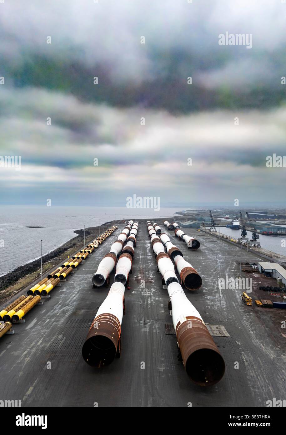 Monopiles, pièces de transition et jackets pour la construction de parcs éoliens offshore Banque D'Images