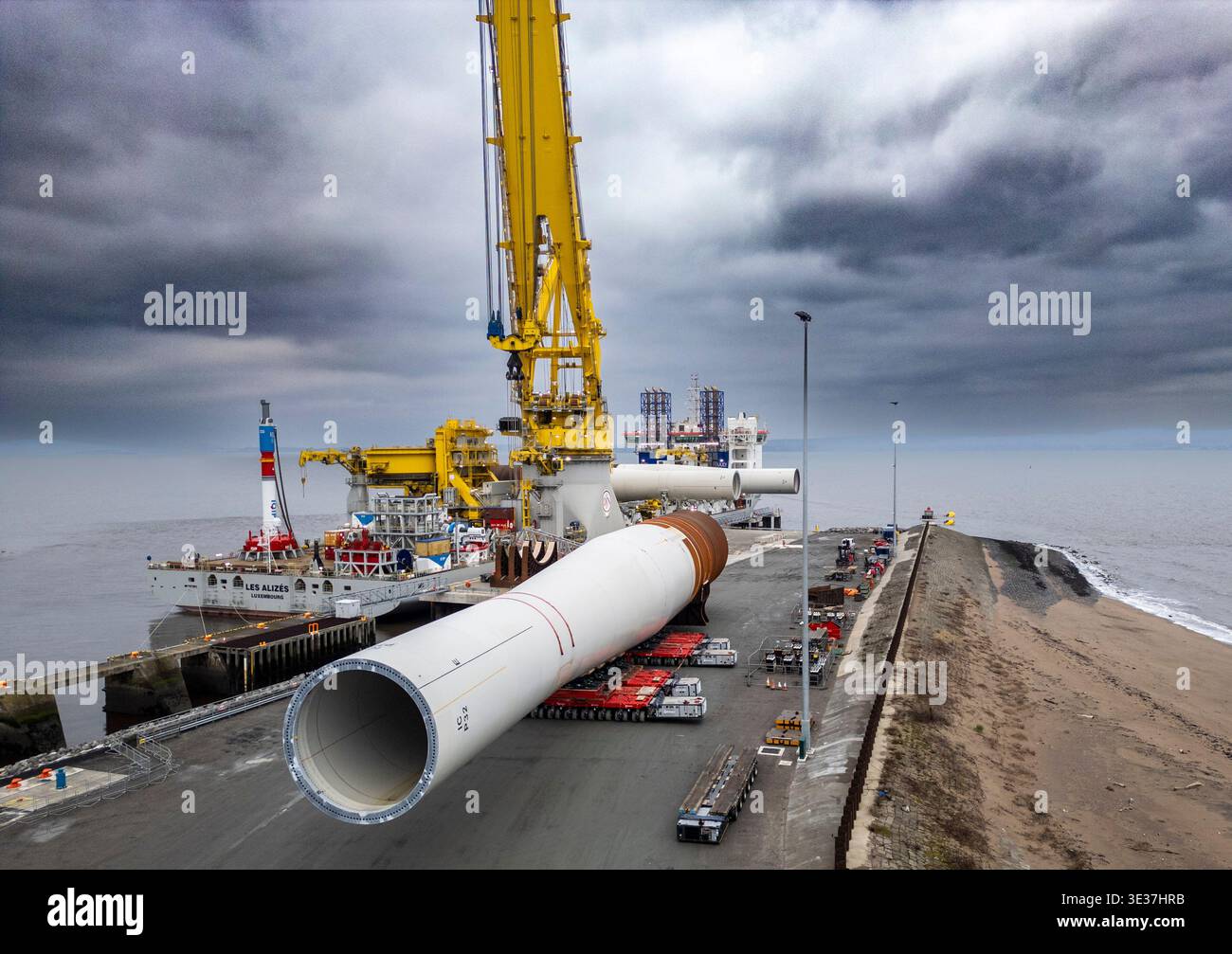Monopiles, pièces de transition et jackets pour la construction de parcs éoliens offshore Banque D'Images