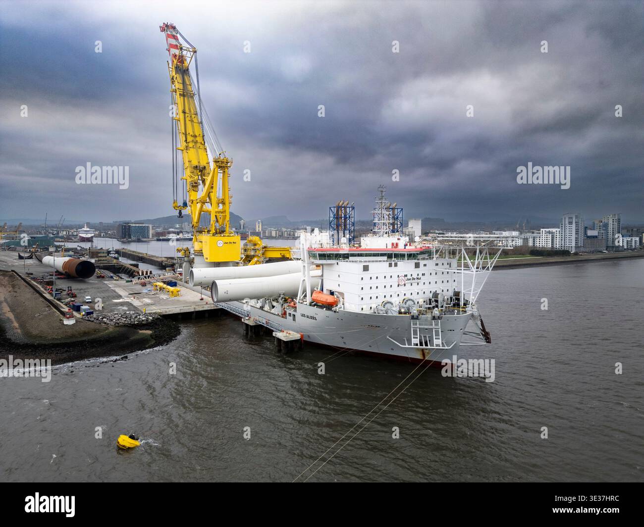Monopiles, pièces de transition et jackets pour la construction de parcs éoliens offshore Banque D'Images