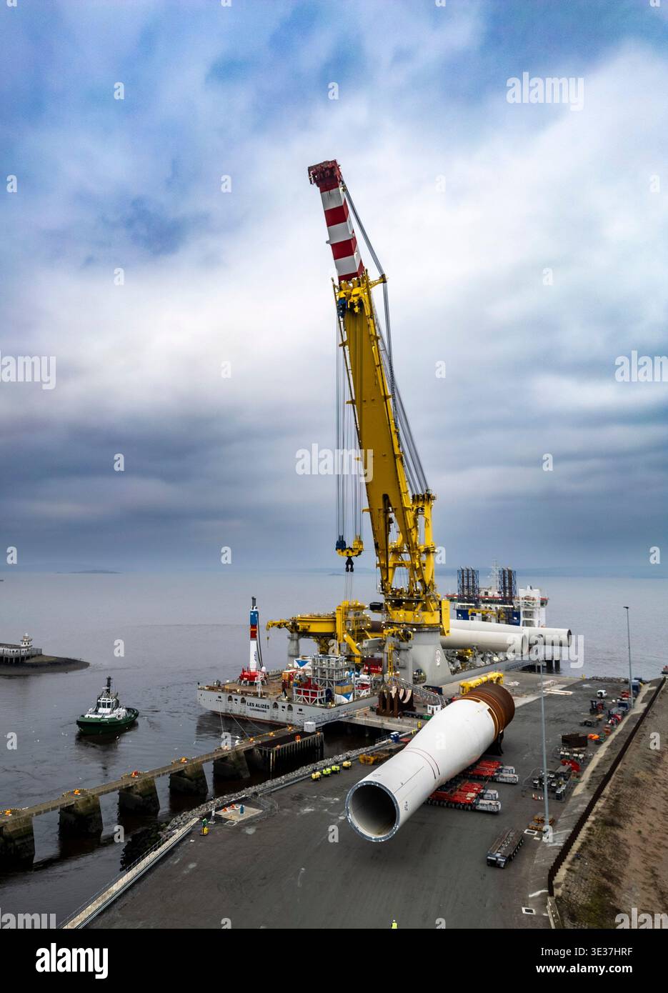 Monopiles, pièces de transition et jackets pour la construction de parcs éoliens offshore Banque D'Images