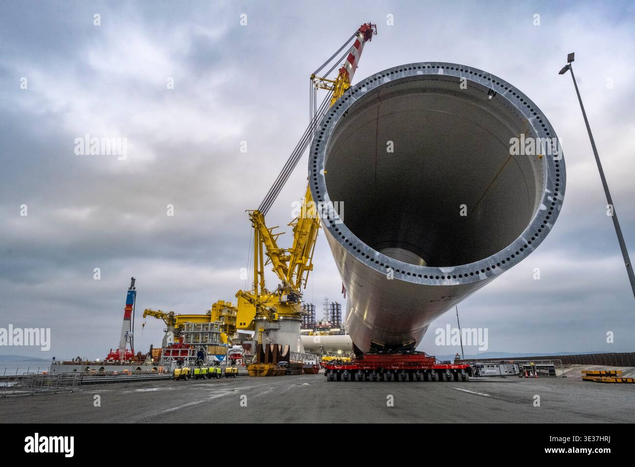 Monopiles, pièces de transition et jackets pour la construction de parcs éoliens offshore Banque D'Images
