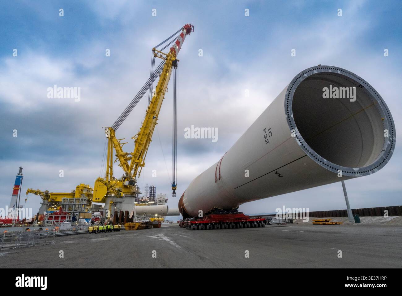 Monopiles, pièces de transition et jackets pour la construction de parcs éoliens offshore Banque D'Images