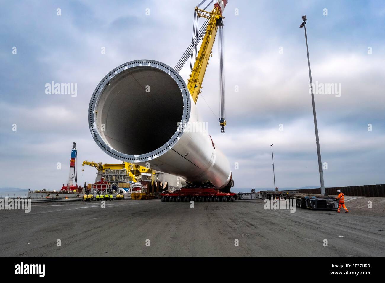 Monopiles, pièces de transition et jackets pour la construction de parcs éoliens offshore Banque D'Images