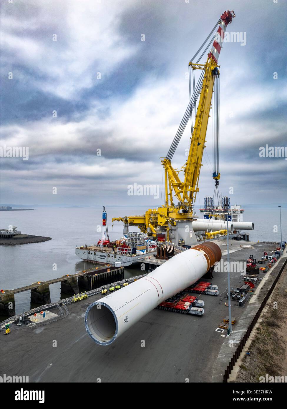 Monopiles, pièces de transition et jackets pour la construction de parcs éoliens offshore Banque D'Images