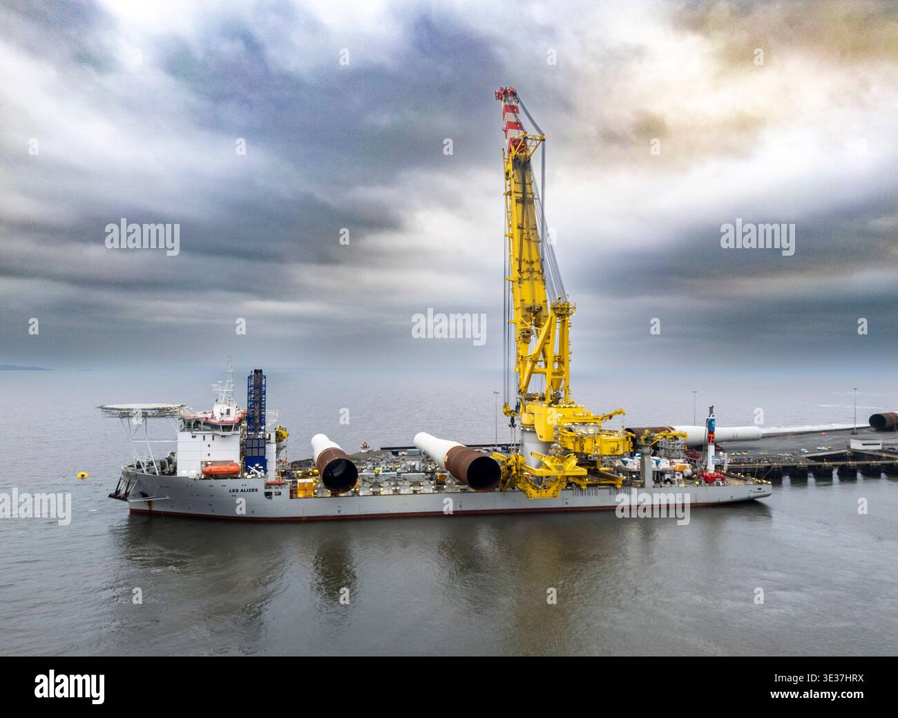 Monopiles, pièces de transition et jackets pour la construction de parcs éoliens offshore Banque D'Images