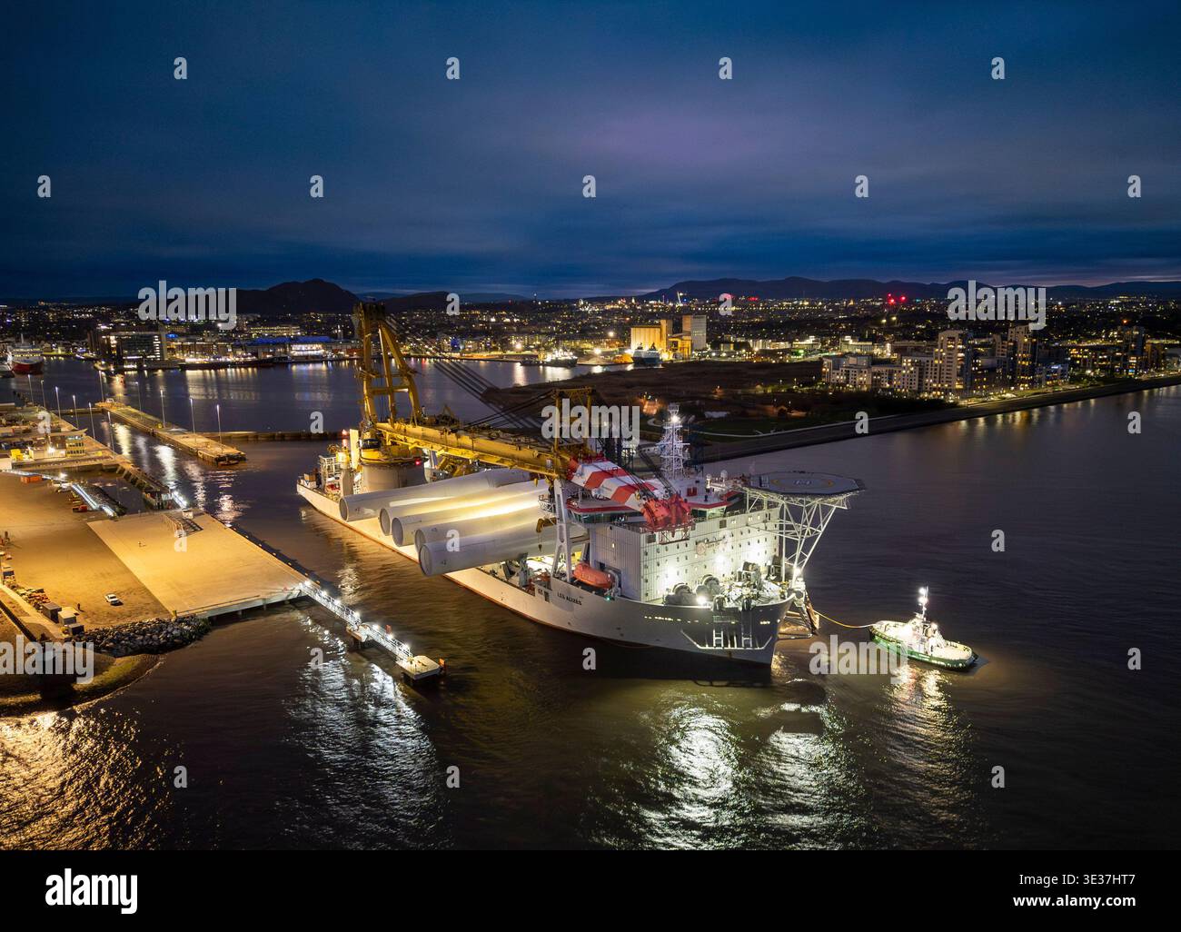 Monopiles, pièces de transition et jackets pour la construction de parcs éoliens offshore Banque D'Images