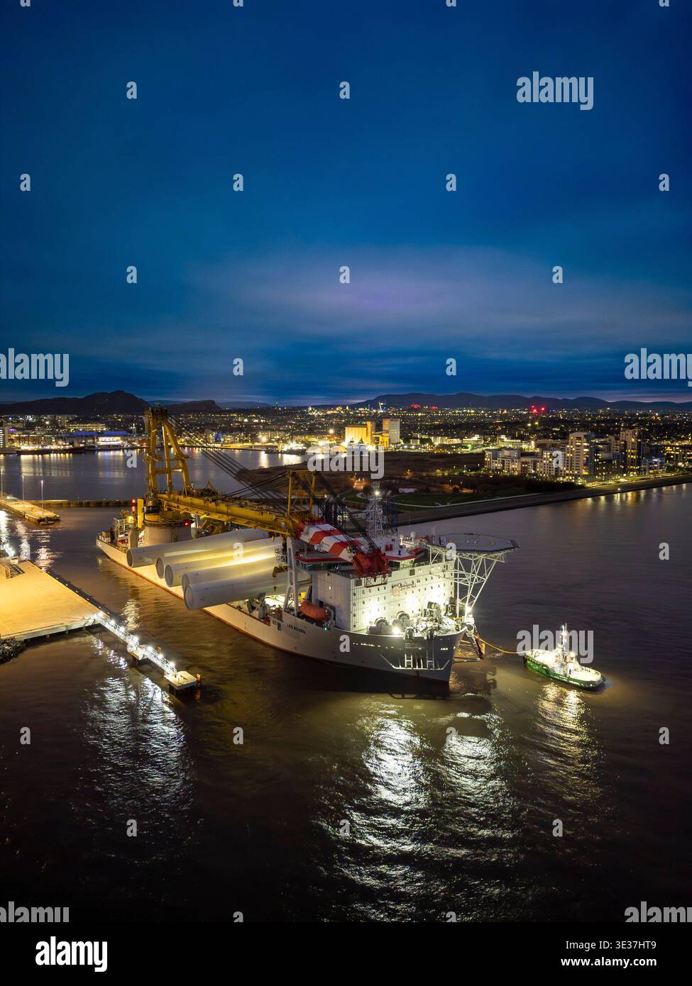 Monopiles, pièces de transition et jackets pour la construction de parcs éoliens offshore Banque D'Images