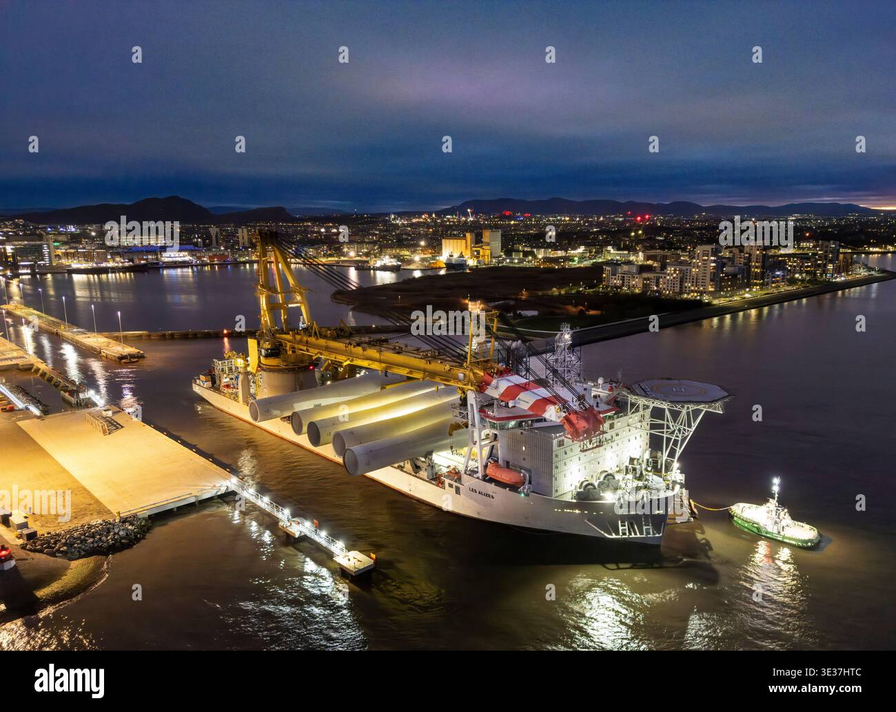 Monopiles, pièces de transition et jackets pour la construction de parcs éoliens offshore Banque D'Images