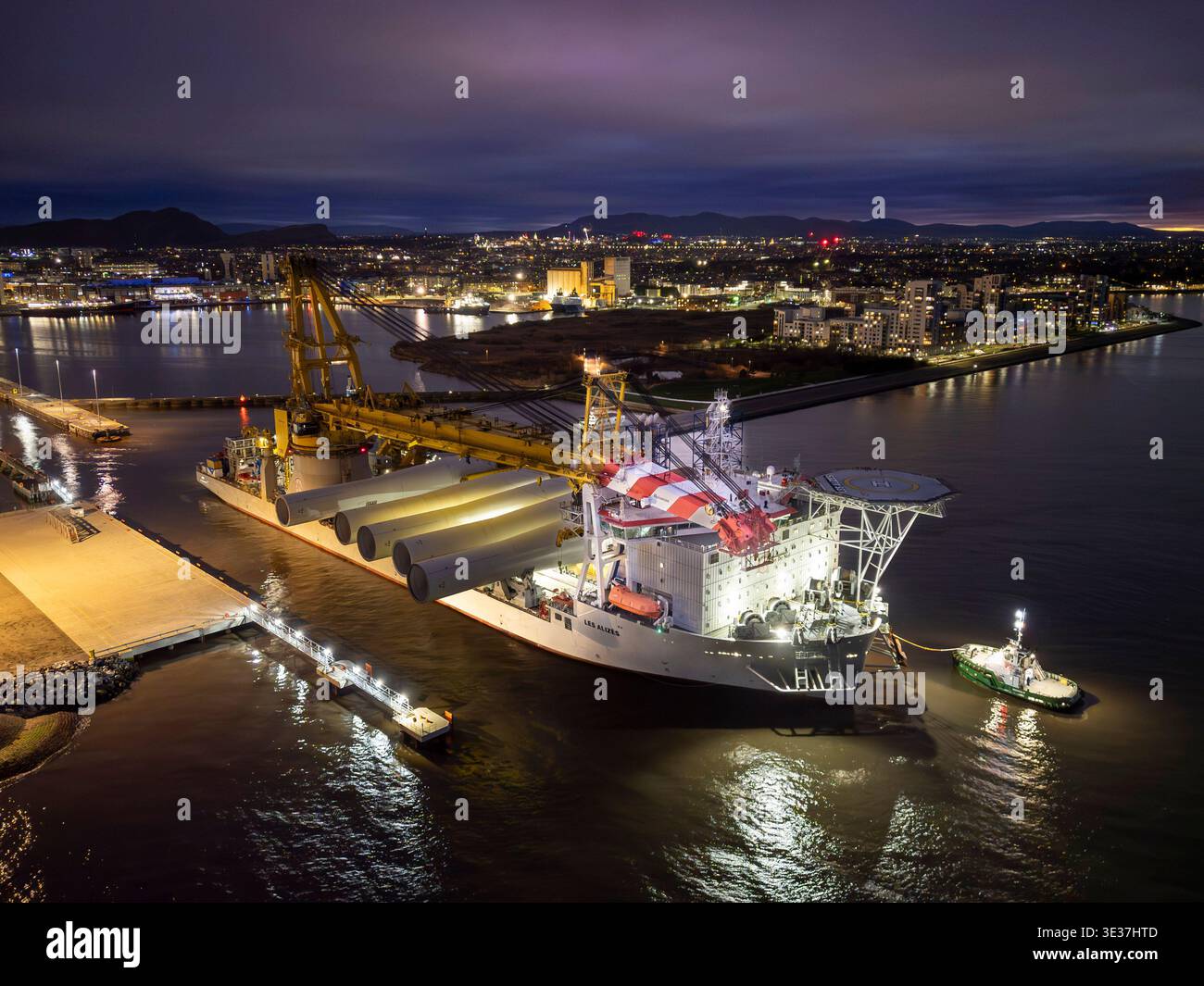 Monopiles, pièces de transition et jackets pour la construction de parcs éoliens offshore Banque D'Images