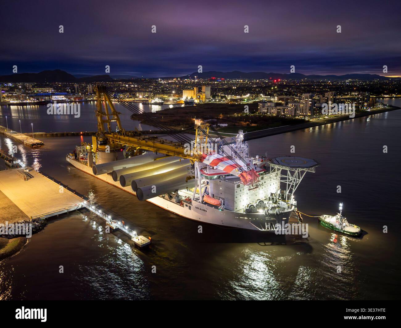 Monopiles, pièces de transition et jackets pour la construction de parcs éoliens offshore Banque D'Images