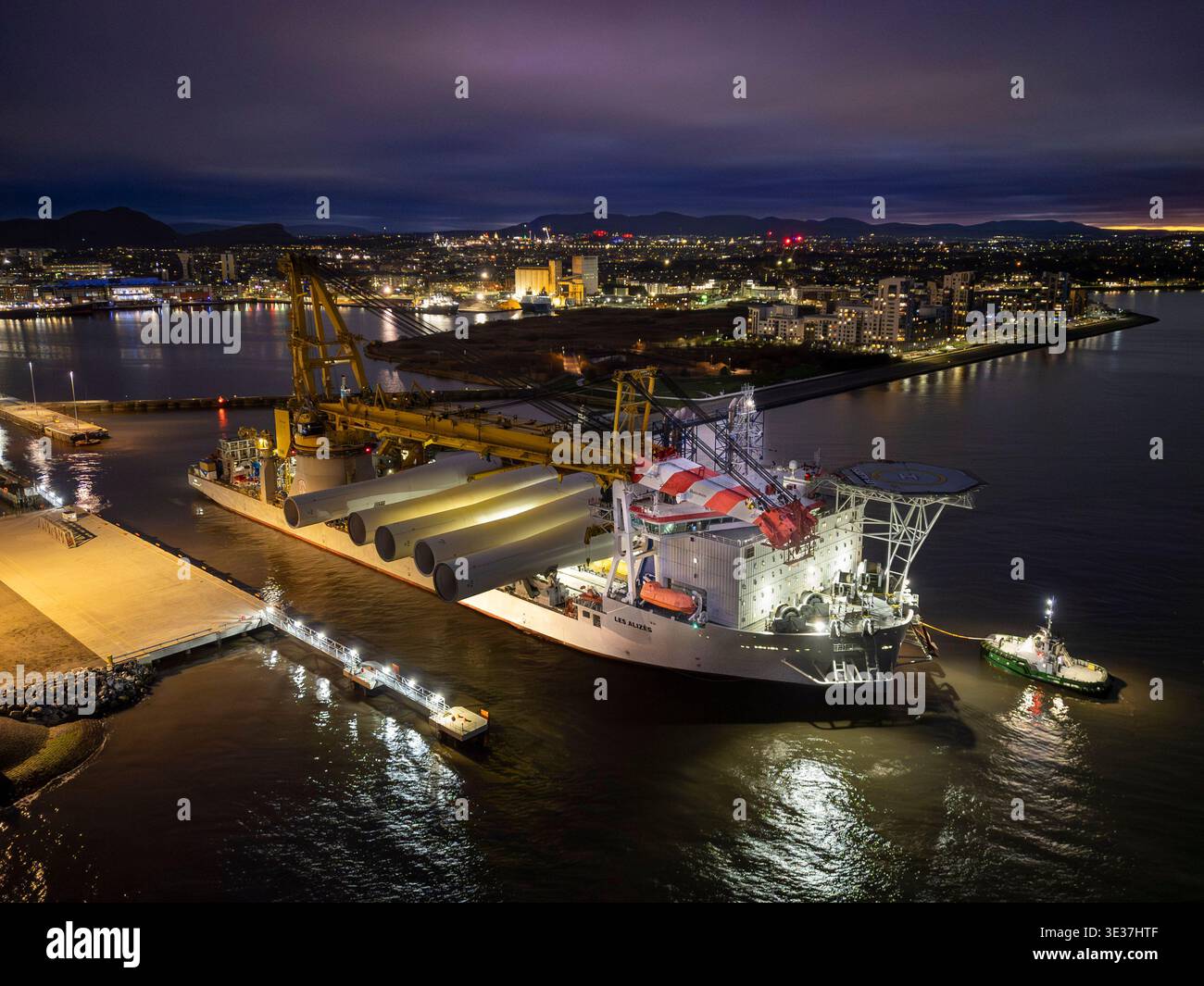 Monopiles, pièces de transition et jackets pour la construction de parcs éoliens offshore Banque D'Images