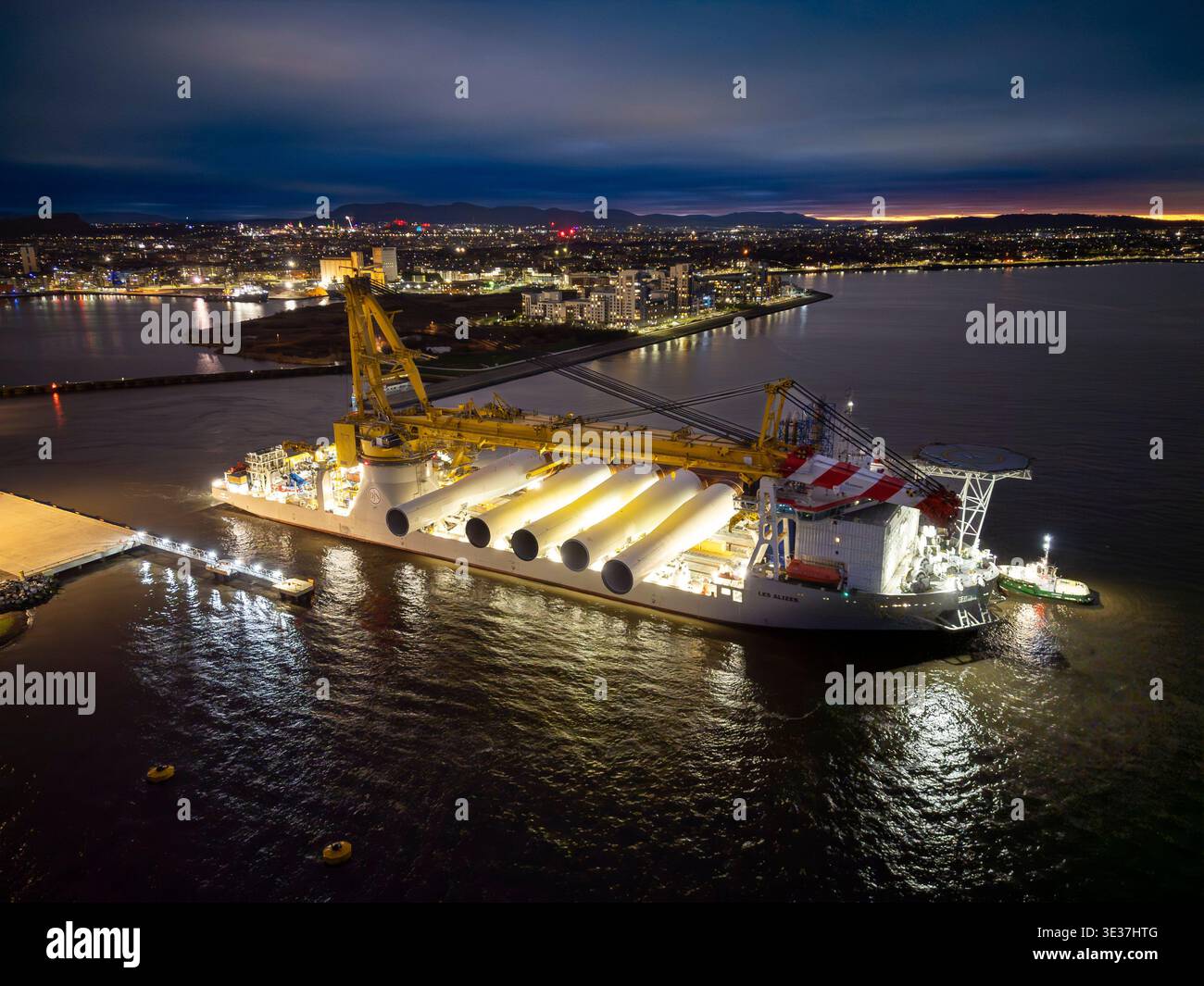 Monopiles, pièces de transition et jackets pour la construction de parcs éoliens offshore Banque D'Images