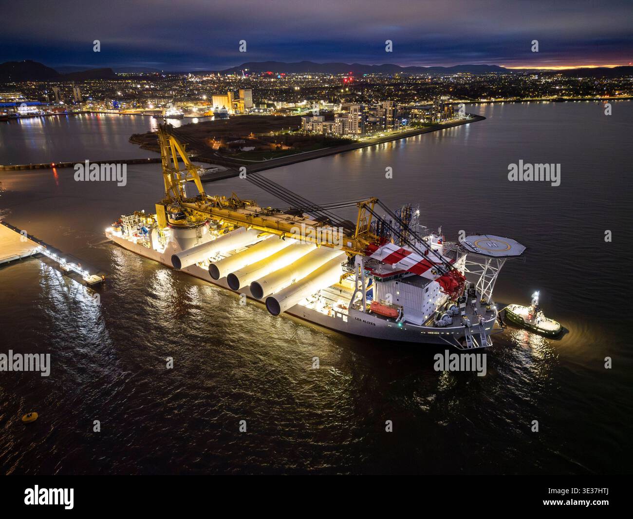 Monopiles, pièces de transition et jackets pour la construction de parcs éoliens offshore Banque D'Images