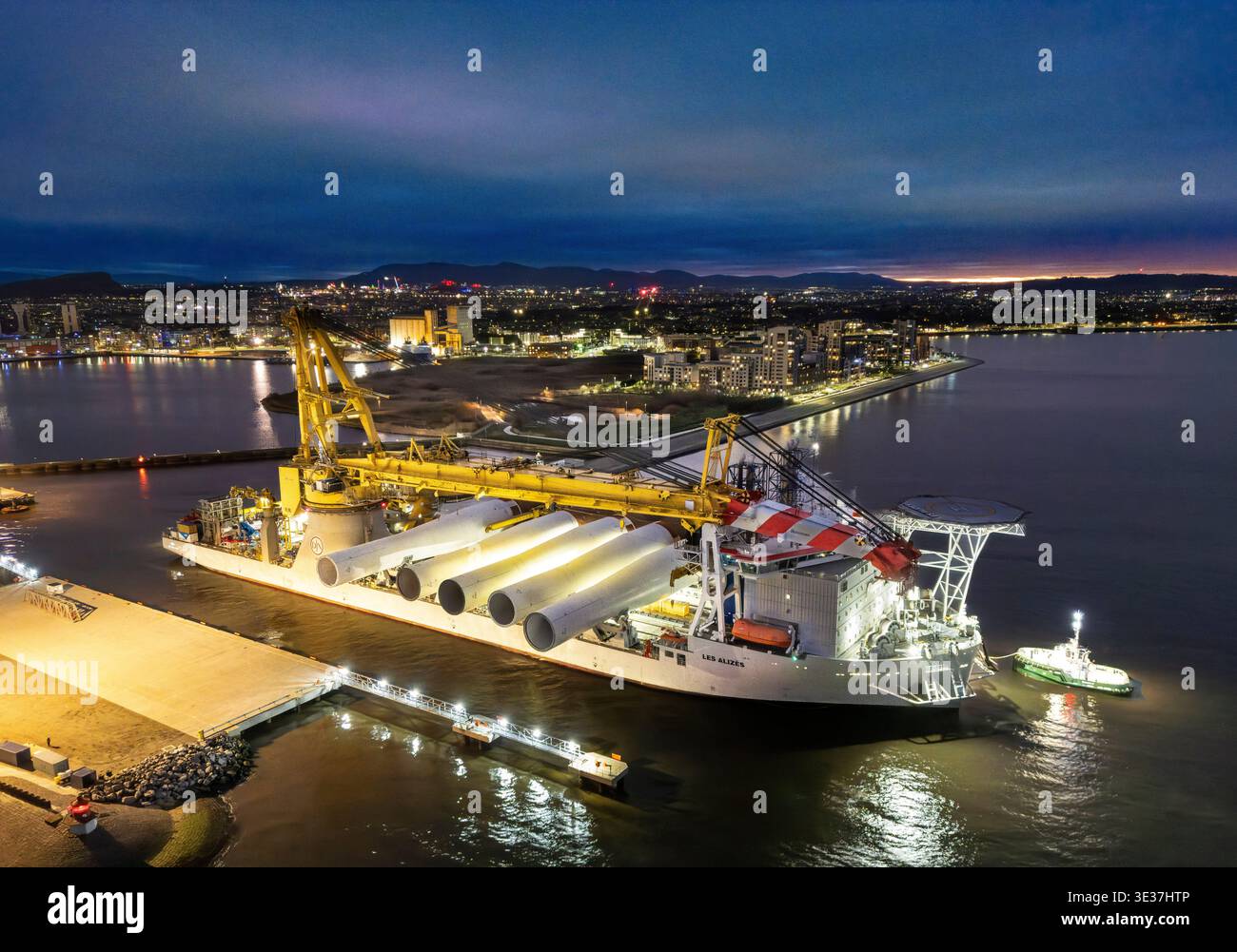 Monopiles, pièces de transition et jackets pour la construction de parcs éoliens offshore Banque D'Images
