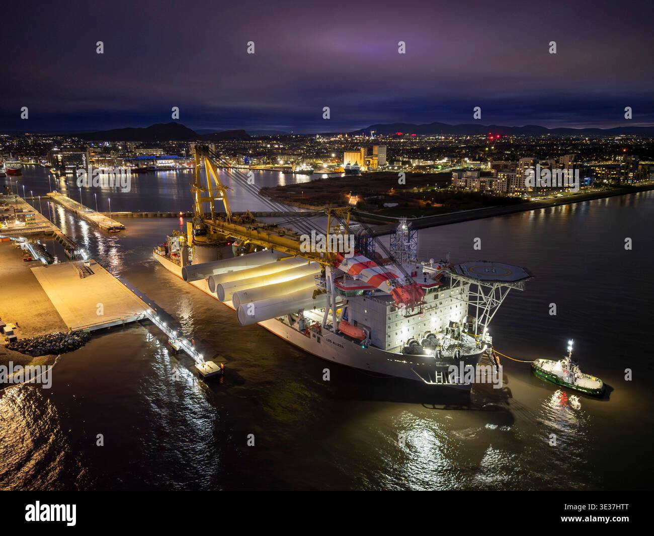 Monopiles, pièces de transition et jackets pour la construction de parcs éoliens offshore Banque D'Images
