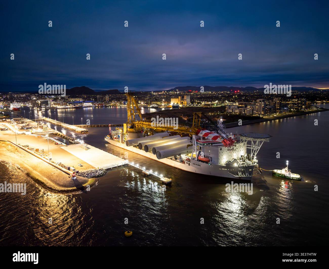 Monopiles, pièces de transition et jackets pour la construction de parcs éoliens offshore Banque D'Images