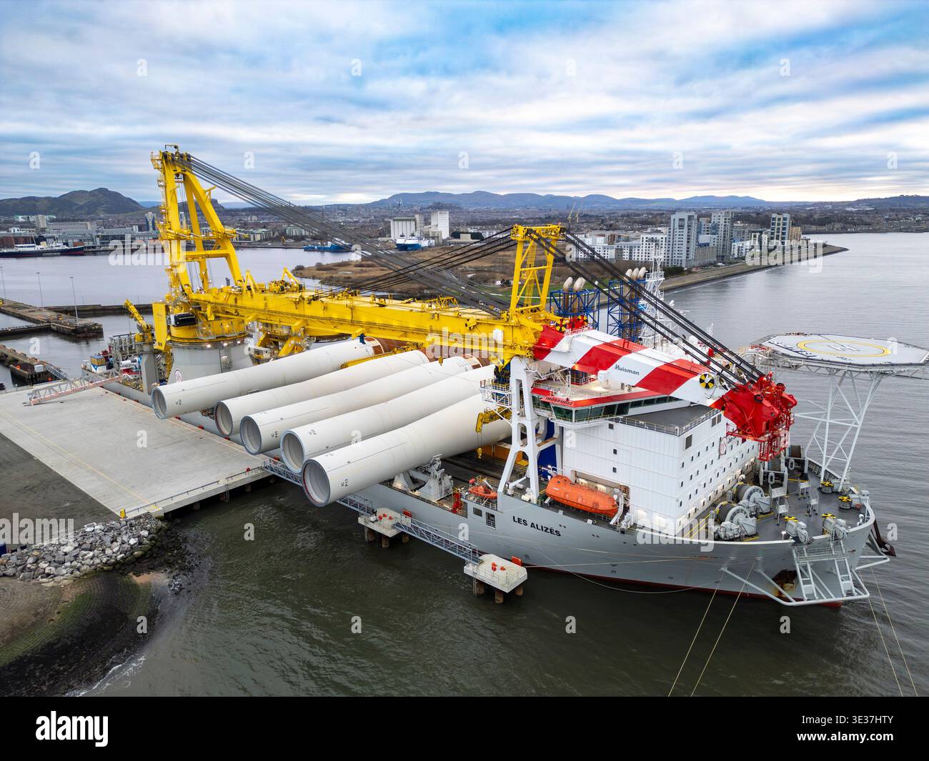 Monopiles, pièces de transition et jackets pour la construction de parcs éoliens offshore Banque D'Images