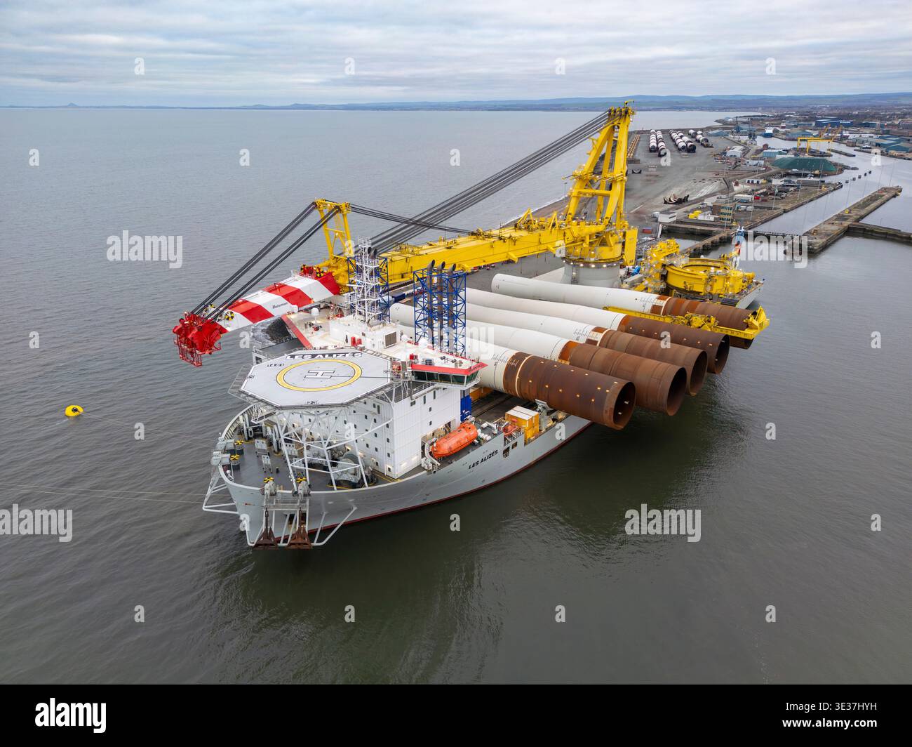 Monopiles, pièces de transition et jackets pour la construction de parcs éoliens offshore Banque D'Images