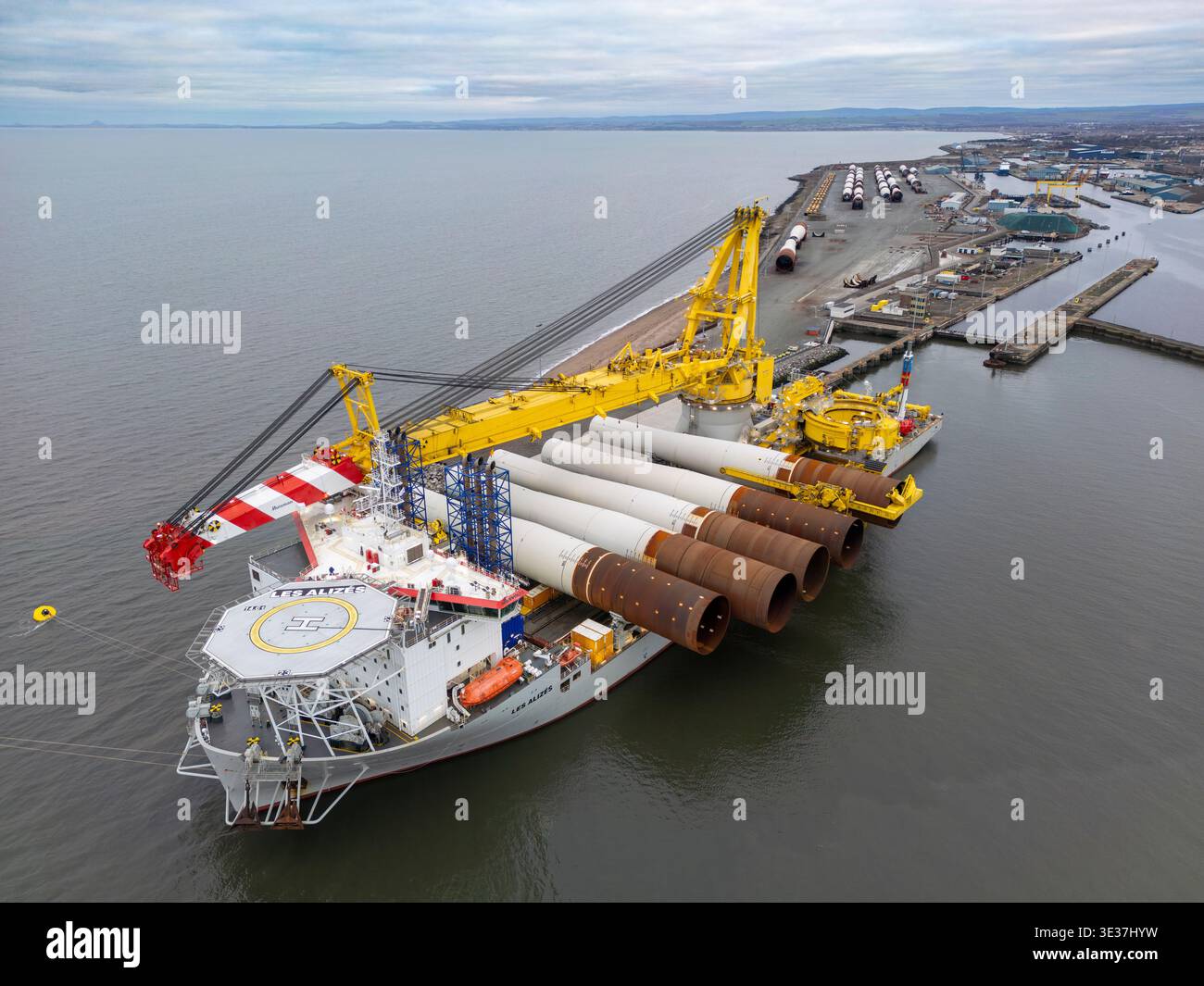 Monopiles, pièces de transition et jackets pour la construction de parcs éoliens offshore Banque D'Images