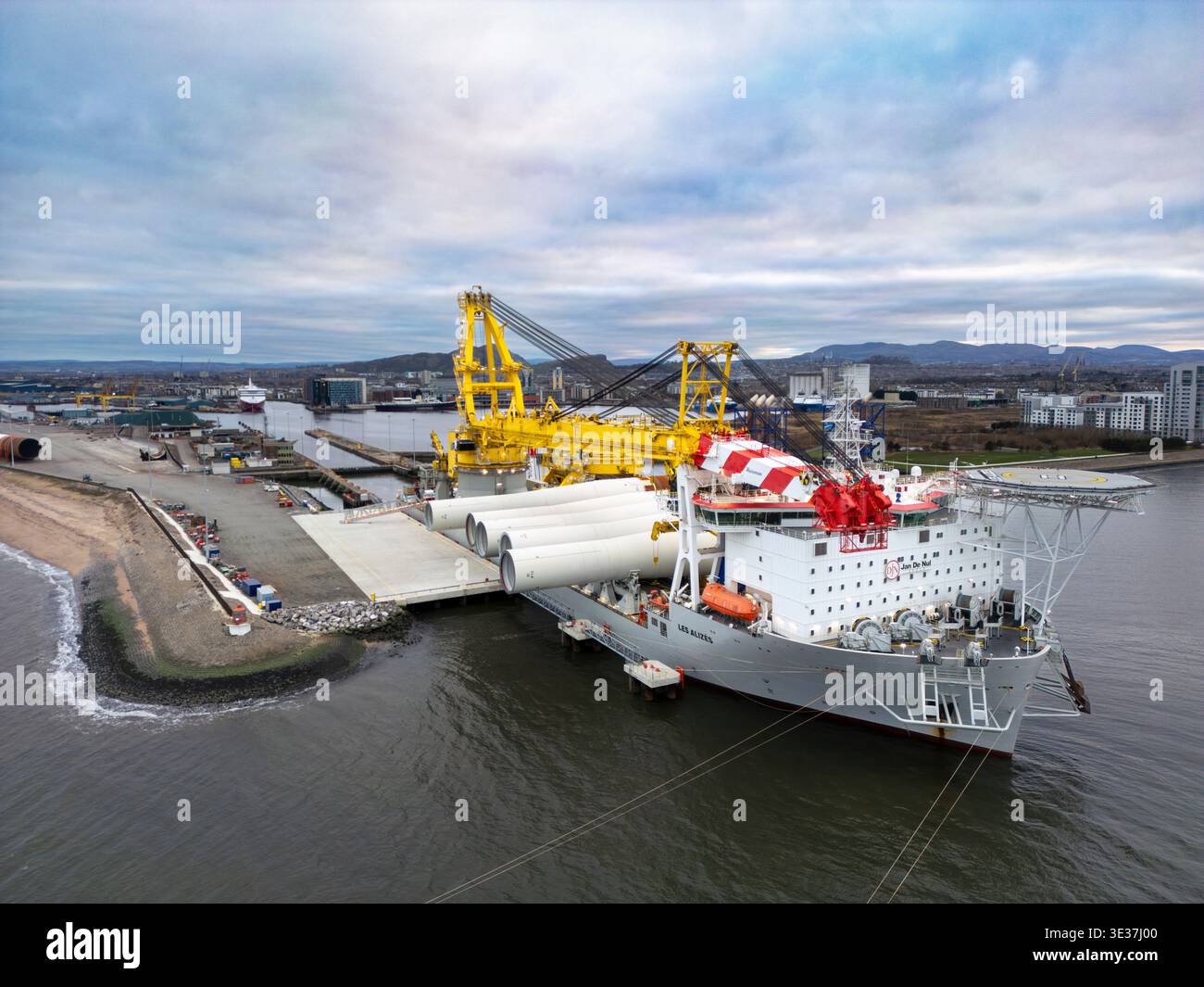 Monopiles, pièces de transition et jackets pour la construction de parcs éoliens offshore Banque D'Images
