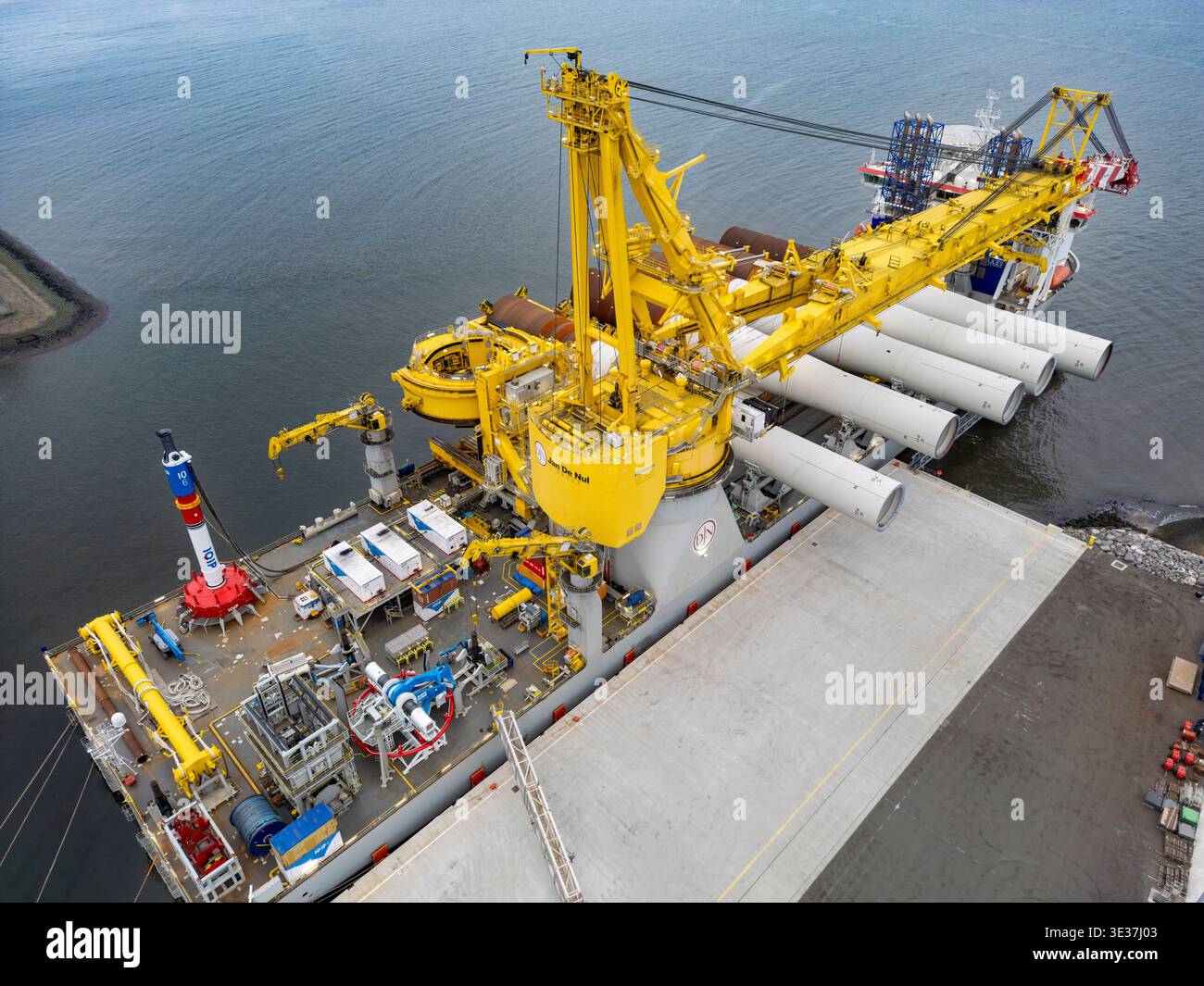 Monopiles, pièces de transition et jackets pour la construction de parcs éoliens offshore Banque D'Images