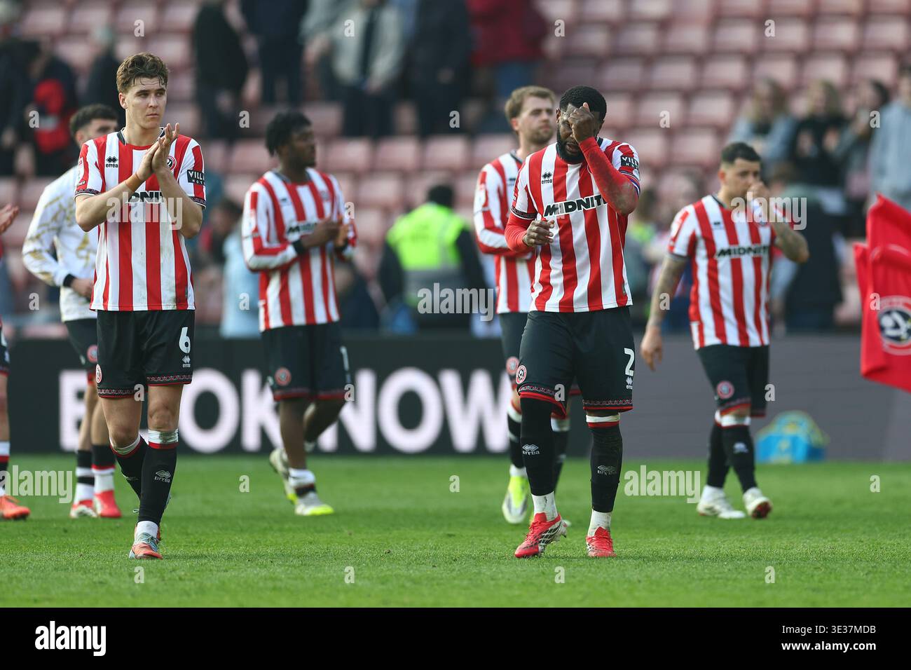 Sheffield, Royaume-Uni. 21 mars 2026. Japhet Tanganga de Sheffield United semble abattu après le match Sheffield United vs Wrexham Sky Bet Championship à Bramall Lane, Sheffield. Le crédit photo devrait se lire : Simon Bellis/Sportimage crédit : Sportimage Ltd/Alamy Live News Banque D'Images