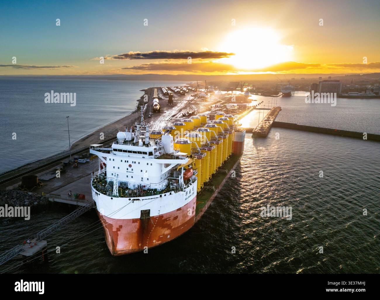 Monopiles, pièces de transition et jackets pour la construction de parcs éoliens offshore Banque D'Images