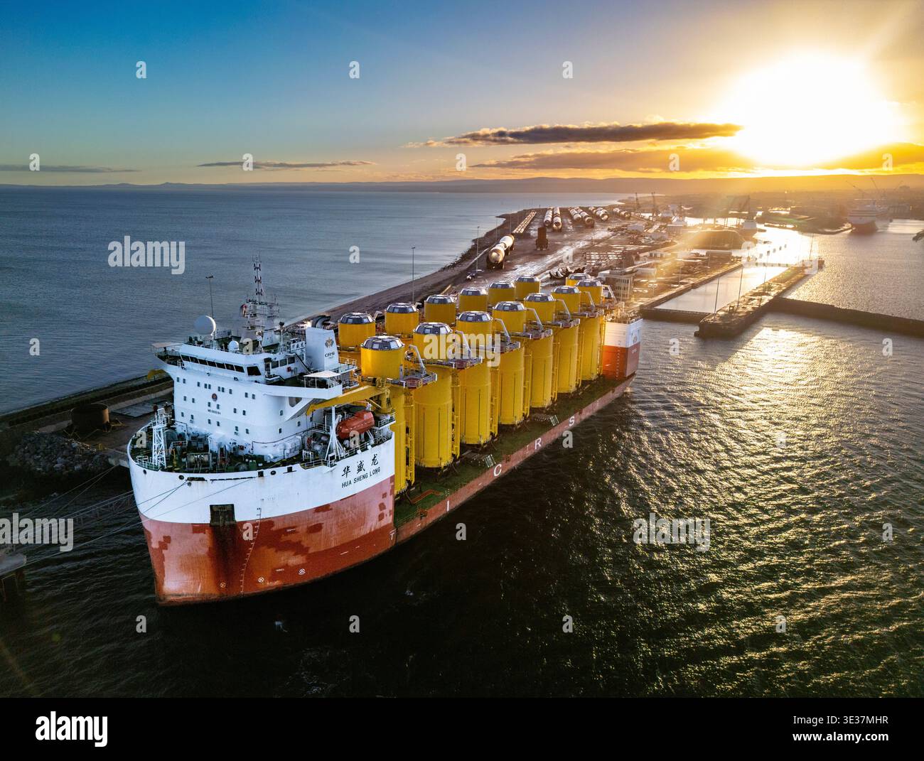Monopiles, pièces de transition et jackets pour la construction de parcs éoliens offshore Banque D'Images