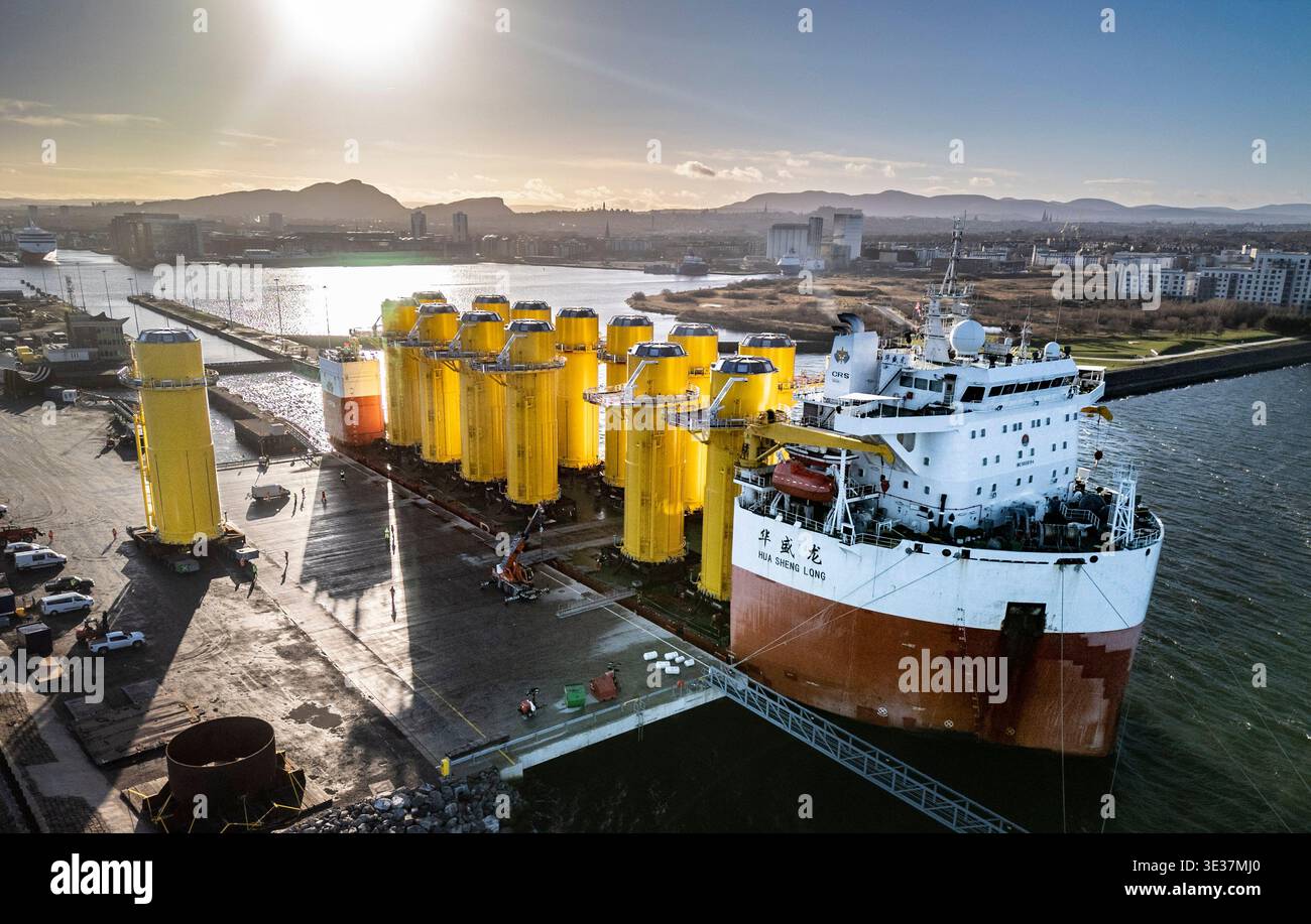 Monopiles, pièces de transition et jackets pour la construction de parcs éoliens offshore Banque D'Images